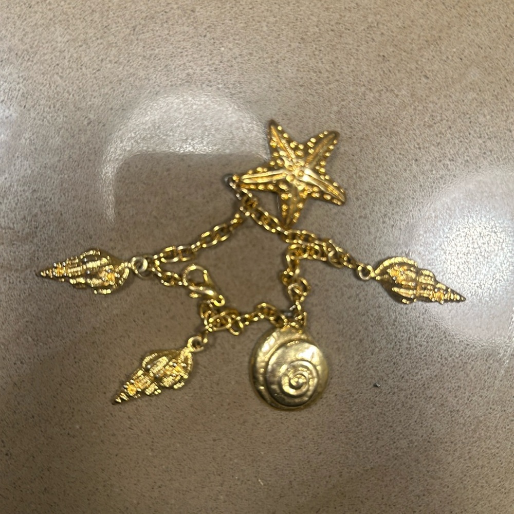 Y2K gold seashell charm bracelet